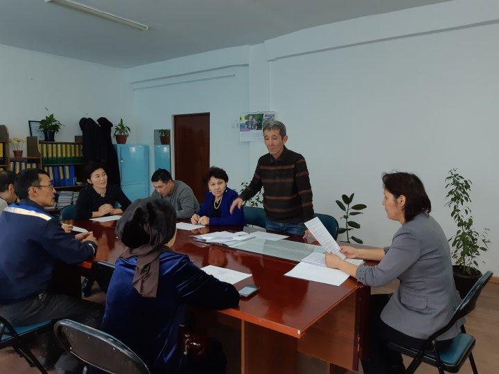 Мектеп директорының міндетін уақытша атқарушы Ф.Бейсекееваның "Қамқоршылық кеңес" алдында есеп беруі